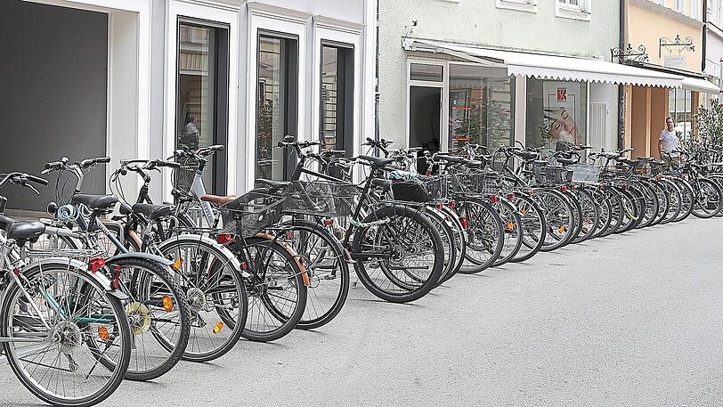 Keine freien Abstellplätze für Fahrräder: In der Rosengasse ist bereits am Vormittag alles zugeparkt. Jetzt heißt es suchen . Denn die Gehwege zustellen, das geht ja auch nicht.