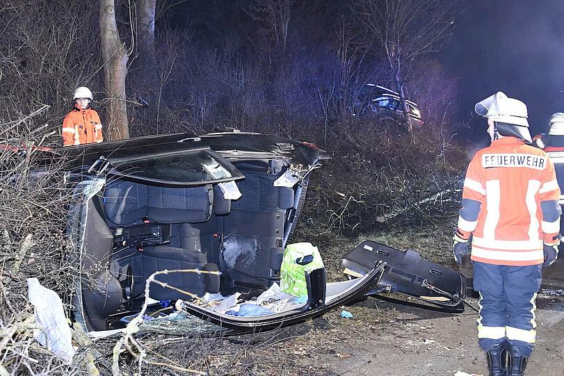 Der BMW landete nach dem Crash auf der Seite....