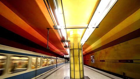Die Frau wurde von der U-Bahn zwar nicht erfasst, verletzte sich jedoch schwer. (Archivbild)