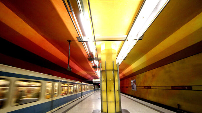 Die Frau wurde von der U-Bahn zwar nicht erfasst, verletzte sich jedoch schwer. (Archivbild)