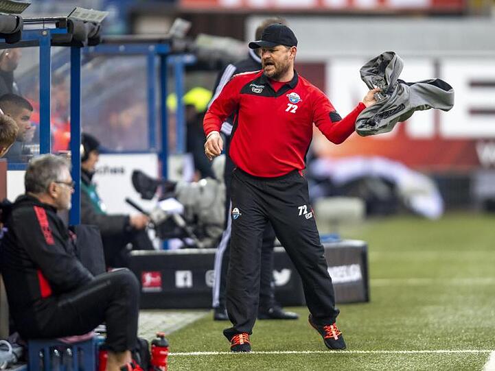 Paderborns Trainer Steffen Baumgart wirft wütend seine Jacke weg. Foto: David Inderlied/dpa