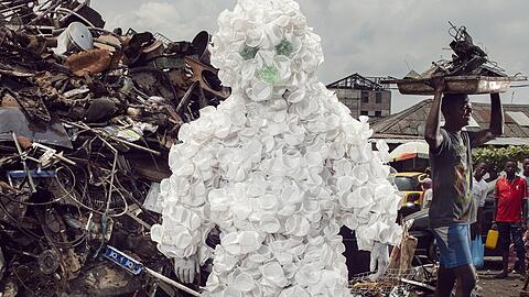 Der Trinkbecher-Mann des Künstlers Jules Disoluka Sarkozi aus dem Stadtviertel Matongue in Kinshasa (Kongo).