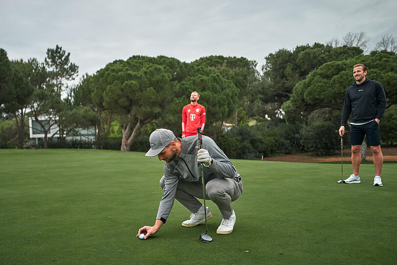 Mit Golf und Paddel-Tennis: Die Bayern-Stars genießen ihren freien Dienstagnachmittag im Trainingslager.