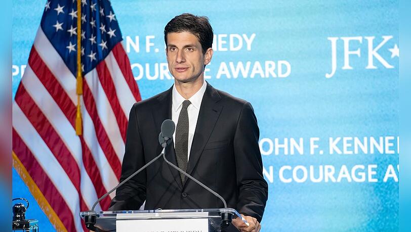 JFK-Enkel Jack Schlossberg hat sich mit deutlichen Worten zu den Plänen der Republikaner, einen Teil des Kennedy Centers umzubenennen, geäußert.