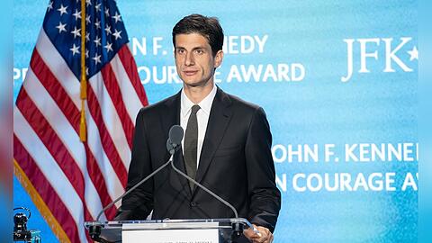 JFK-Enkel Jack Schlossberg hat sich mit deutlichen Worten zu den Plänen der Republikaner, einen Teil des Kennedy Centers umzubenennen, geäußert.