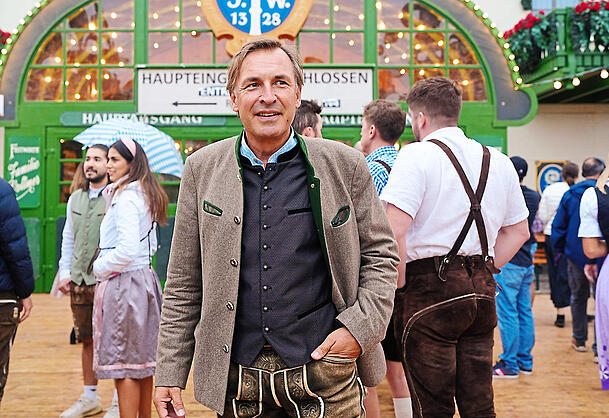 Der leidenschaftliche Wiesn-Gänger Thomas Linsmayer vor dem Augustiner-Zelt. Foto: Daniel von Loeper