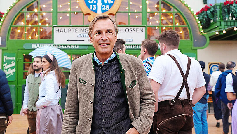 Der leidenschaftliche Wiesn-Gänger Thomas Linsmayer vor dem Augustiner-Zelt. Foto: Daniel von Loeper