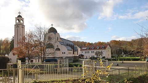 Den Angaben der Ermittler zufolge war das Kind unverletzt in einem Kinderwagen.