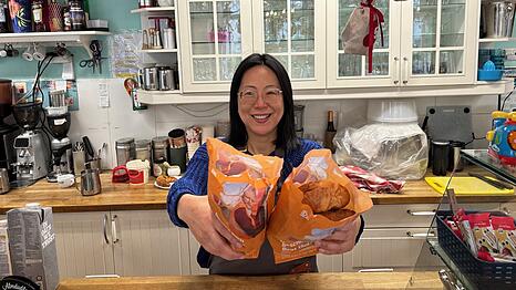 Lisa Huang (50) betreibt das Familiencaf&eacute; Gl&uuml;ckskind in Haidhausen. Was &uuml;brig bleibt, gibt sie abends f&uuml;r wenig Geld ab. Meist kommen zwei T&uuml;ten mit acht bis zehn Semmeln zusammen. Der Kunde zahlt daf&uuml;r nur 4 Euro.