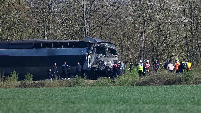 Ein TGV ist in Nordfrankreich mit einem Lastzug zusammengesto&szlig;en und entgleist.