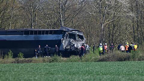 Ein TGV ist in Nordfrankreich mit einem Lastzug zusammengesto&szlig;en und entgleist.