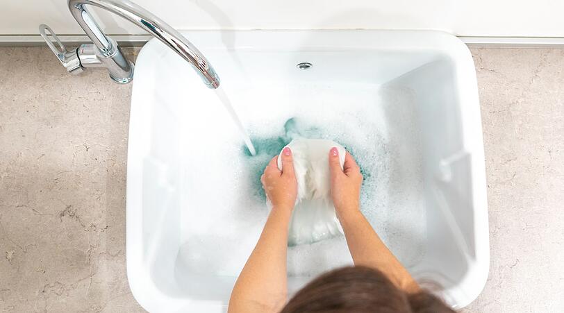 Abhilfe bei unempfindlichen Textilien kann hingegen ein hei&szlig;es Wasserbad schaffen: 80 Grad hei&szlig;es Wasser samt Sp&uuml;l- oder Waschmittel und rein mit dem Kleidungsst&uuml;ck! Die Hitze wird daf&uuml;r sorgen, dass der Kleber aufquillt. &Uuml;brige Reste lassen sich einfach mit dem Messerr&uuml;cken wegmachen.