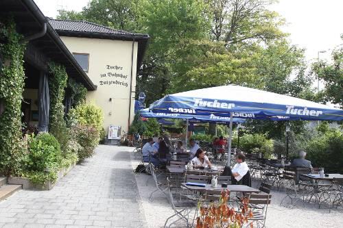 Im Biergarten speisen die Gäste unter Ahorn- und Eichenbäumen. Im Selbstbedienungsbereich gibt's alle Getränke und Essen für zehn Cent  billiger.