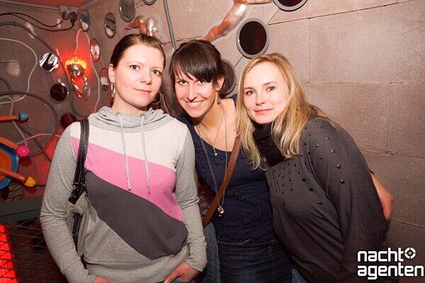 DJane. Jung. Attraktiv. Simina Grigoriu heizte dem Partyvolk am Samstag im Harry Klein ein. Weitere Bilder von dieser Party auf: www.nachtagenten.de
