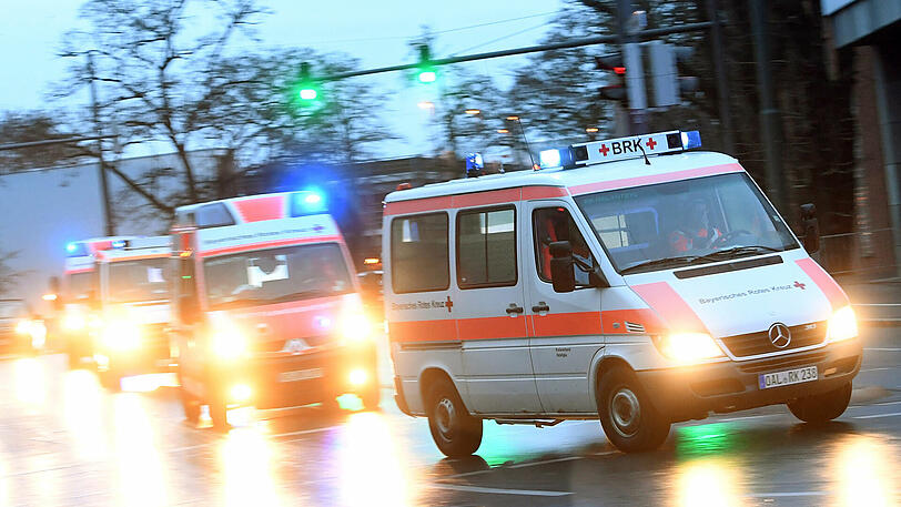 Einsatzfahrzeuge sind mit Blaulicht in Augsburg unterwegs.