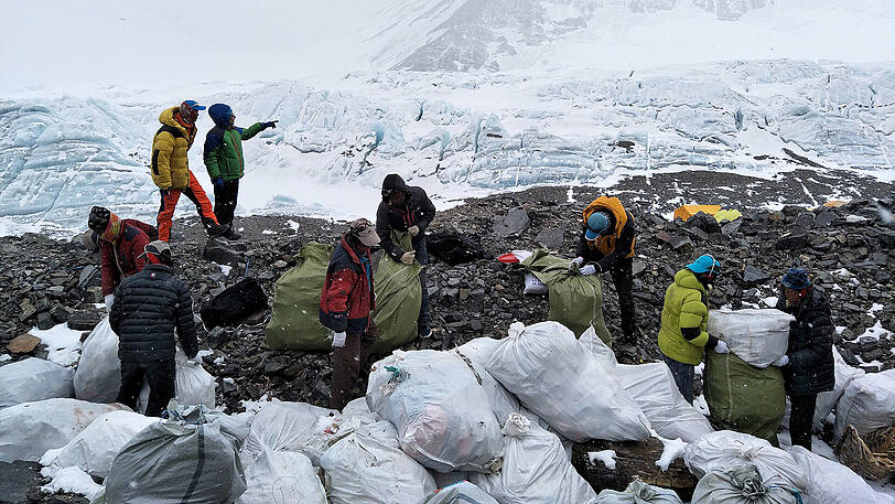Säuberungsaktion am Mount Everest im Mai 2017: Einheimische, denen ihr Berg heilig ist, riskieren immer wieder ihr Leben, um den von Bergsteigern hinterlassenen Müll zu beseitigen. Nicht selten sind auch sterbliche Überreste in den Säcken.