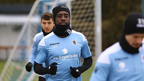 Prince Osei Owusu absolvierte am Montag sein erstes Training beim TSV 1860 - klicken Sie sich hier durch die Bilder zur Einheit!