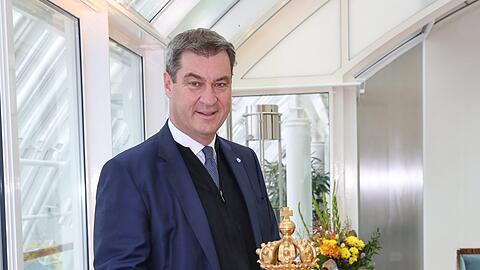 Der goldene Löwe im großen Arbeitszimmer der Staatskanzlei war ein Abschiedsgeschenk des Finanzministeriums an Markus Söder.