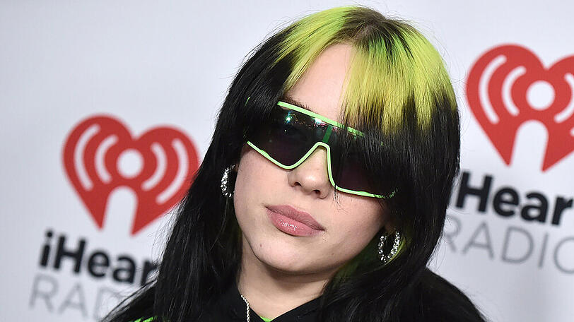 Billie Eilish steht mit ihrem Bond-Song auf Platz eins der britischen Charts