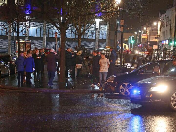 Menschen stehen in der Nähe des Explosionsortes auf der Bishop Street.
