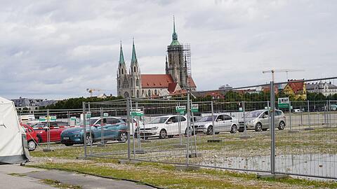Kurze Warteschlangen am vergangenen Montag vor dem Corona-Testzentrum an der Theresienwiese. Trotzdem schaffen die Ärzte 1077 Abstriche.