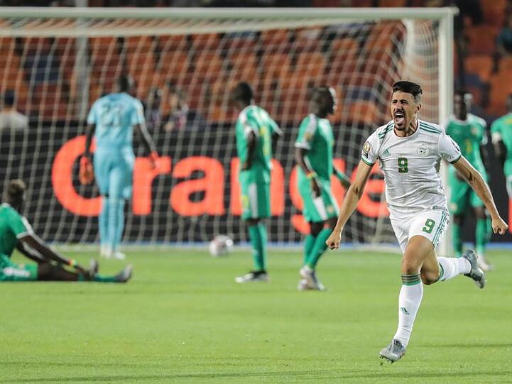 Algeriens Baghdad Bounedjah jubelt über den Siegtreffer im Finale des Afrika Cups.