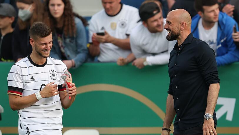 Trainer Antonio Di Salvo (r) und die U21 wollen sich für das Hinspiel gegen Polen revanchieren. Trainer Antonio Di Salvo (r) und die U21 wollen sich für das Hinspiel gegen Polen revanchieren.
