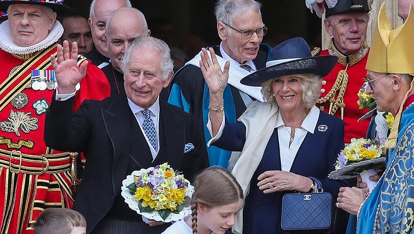 König Charles III. und Queen Camilla wurden in York von Hunderten Schaulustigen bejubelt.