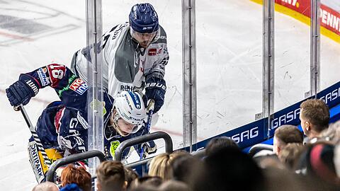 Berlins Jonas Müller (l) kämpft gegen Nicolas Mattinen von Straubing Tigers (r) um den Puck.