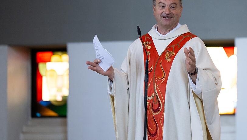 Pfarrer Rainer Maria Schießler dürfte zumindest mit der Kutte kein Problem haben. Pfarrer Rainer Maria Schießler dürfte zumindest mit der Kutte kein Problem haben.