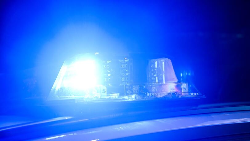 Neben der Polizei war auch die Autobahnmeisterei und die Feuerwehr im Einsatz. (Symbolbild)