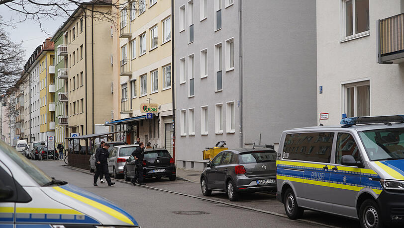 Der Morgen nach dem Anschlag auf das israelische Restaurant Eclipse in der Maxvorstadt: Polizei ist vor Ort. Der Morgen nach dem Anschlag auf das israelische Restaurant Eclipse in der Maxvorstadt: Polizei ist vor Ort.