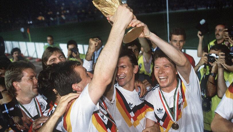 1990 gewann Stefan Reuter mit Deutschland die WM in Italien. 1990 gewann Stefan Reuter mit Deutschland die WM in Italien.