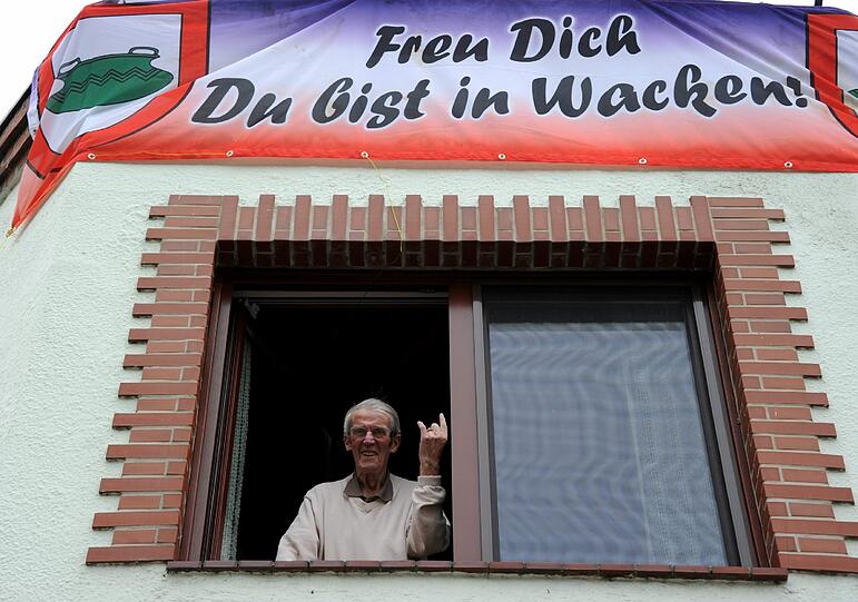 Auch Rentner Willi Dammann freut sich über den Trubel im Ort.