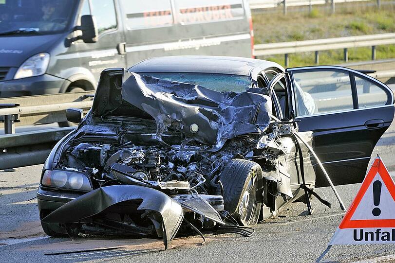 Der BMW ist völlig zerstört: Er soll mit nahezu 200 Sachen unter einen Lkw gerast sein.