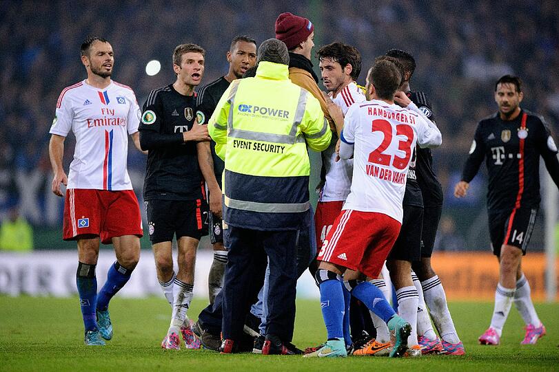Unschöne Szene kurz vor Spielende: Ein Flitzer schlägt Franck Ribéry mit seinem Schal.