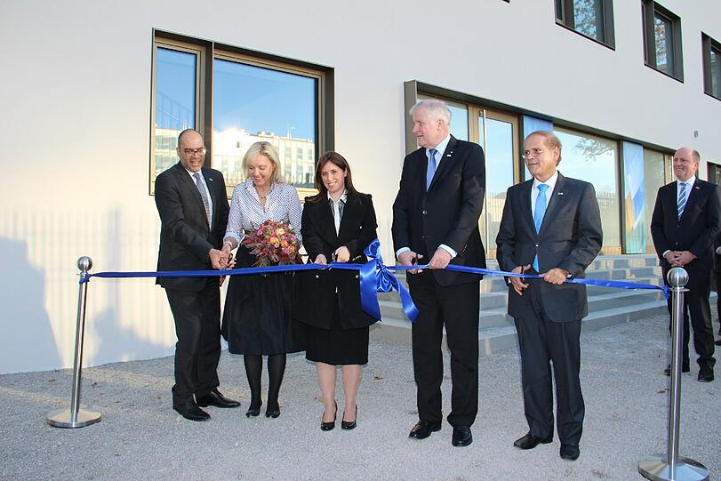 (v.l.) Generalkonsul Dan Shaham, Staatsministerin für Europaangelegenheiten und regionale Beziehungen Beate Merk, die Vizeaußenministerin Israels Tzipi Hotovely, Ministerpräsident Horst Seehofer und der Botschafter des Staates Isreal Yakov-Hadas Handelsman weihen das neue Gebäude ein.