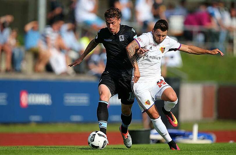 Am Freitagabend fand das Testspiel zwischen dem TSV 1860 und dem FC Basel statt. Sascha Mölders rettete den Löwen durch ein Tor in den letzten Minuten das 1:1-Unentschieden. Die Bilder.