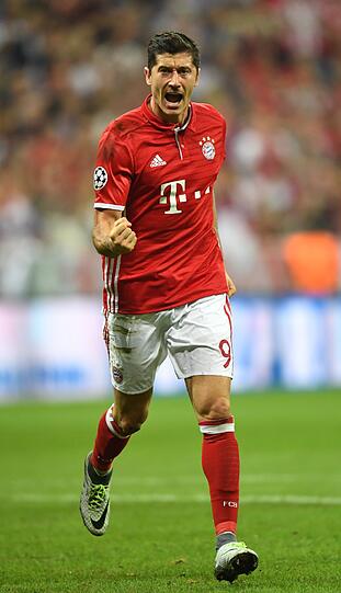 6. Grund: Robert Lewandowski. Eine glänzende Form hat auch Bayerns Top-Stürmer Robert Lewandowski. Seine beeindruckende Quote: In acht Pflichtspielen schoss der Pole neun Tore und bereitete zwei vor.