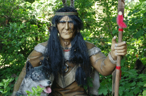 Im Garten der Villa hält Der mit dem Wolf sitzt Wache.