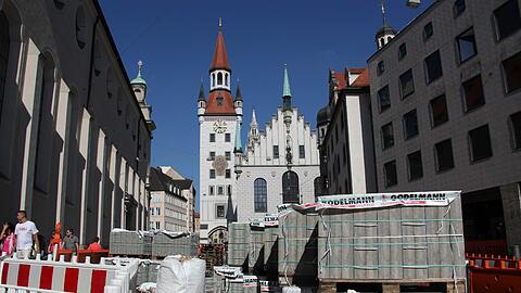 Noch sieht es ziemlich wüst aus vor der Stadtsparkasse. Auch hier wird der Gehweg breiter und die Fahrbahn schmaler. Anfang November soll die Umgestaltung des Tals fertig sein.
