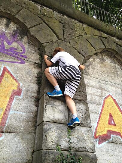 Das ist erlaubt: Ein Parkourkletterer übt an einer Isarmauer.