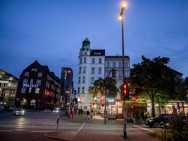 In Hamburg fühlen sich Mädchen und Frauen vor allem auf der Reeperbahn und am Hauptbahnhof unsicher.