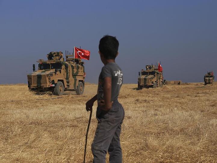 Türkische gepanzerte Fahrzeuge während einer gemeinsamen Bodenpatrouille mit US-Streitkräften in der sogenannten "Sicherheitszone".