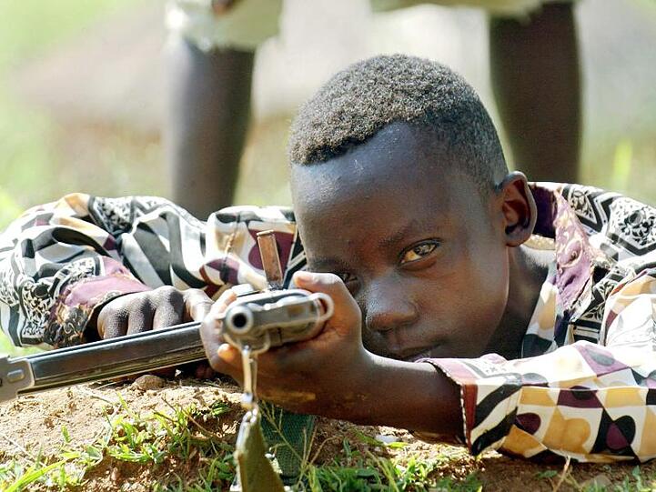 Ein zehn Jahre alter Kämpfer der so genannten Union Kongolesischer Patrioten (UPC) beim Schießtraining.