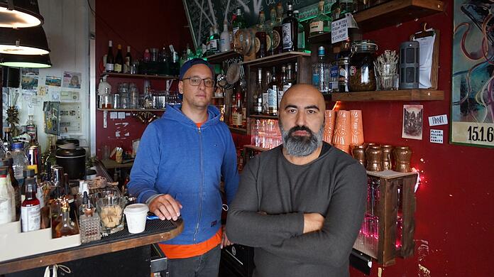 Barkeeper Claudius Engel (l.) und Wirt Ahmet Özkan von der Gorilla-Bar bekommen zur Zeit recht häufig Besuch. Leider nicht nur von Gästen.