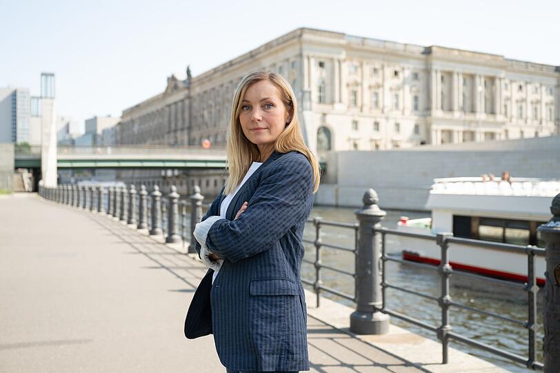 Judith Schrader (Nadja Uhl) ermittelt im neuen Fall der Krimireihe "Die Jägerin" in den eigenen Reihen. Judith Schrader (Nadja Uhl) ermittelt im neuen Fall der Krimireihe "Die Jägerin" in den eigenen Reihen.