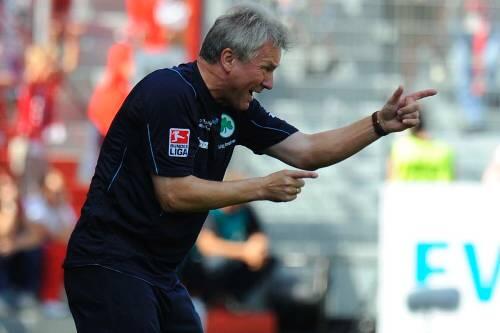 Alles tanzt nach seinem Taktstock: Fürths Dirigent Benno Möhlmann hat sein Orchester voll im Griff. Und dieses fidelt in der Liga munter einen Gegner nach dem anderen weg.