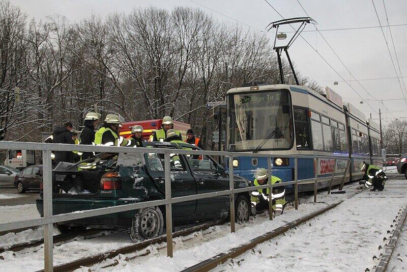 Bei diesem Unfall am Steubenplatz wurde der Fahrer des Pkw verletzt