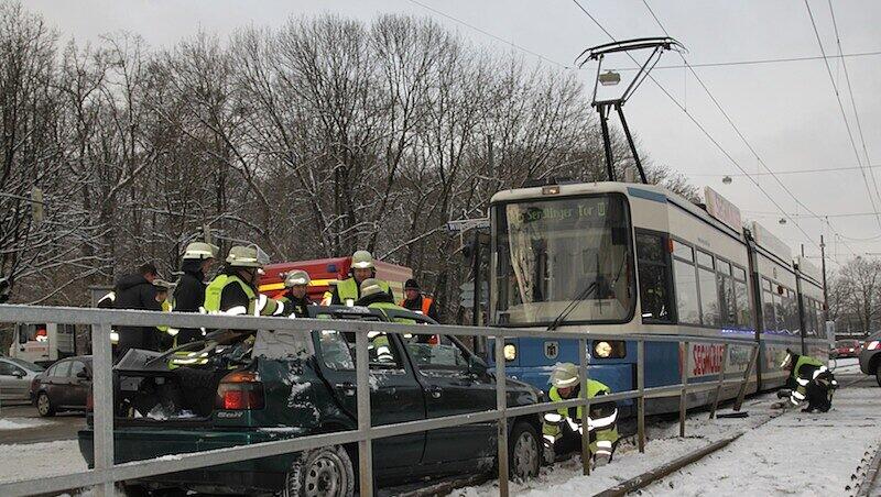 Bei diesem Unfall am Steubenplatz wurde der Fahrer des Pkw verletzt Bei diesem Unfall am Steubenplatz wurde der Fahrer des Pkw verletzt
